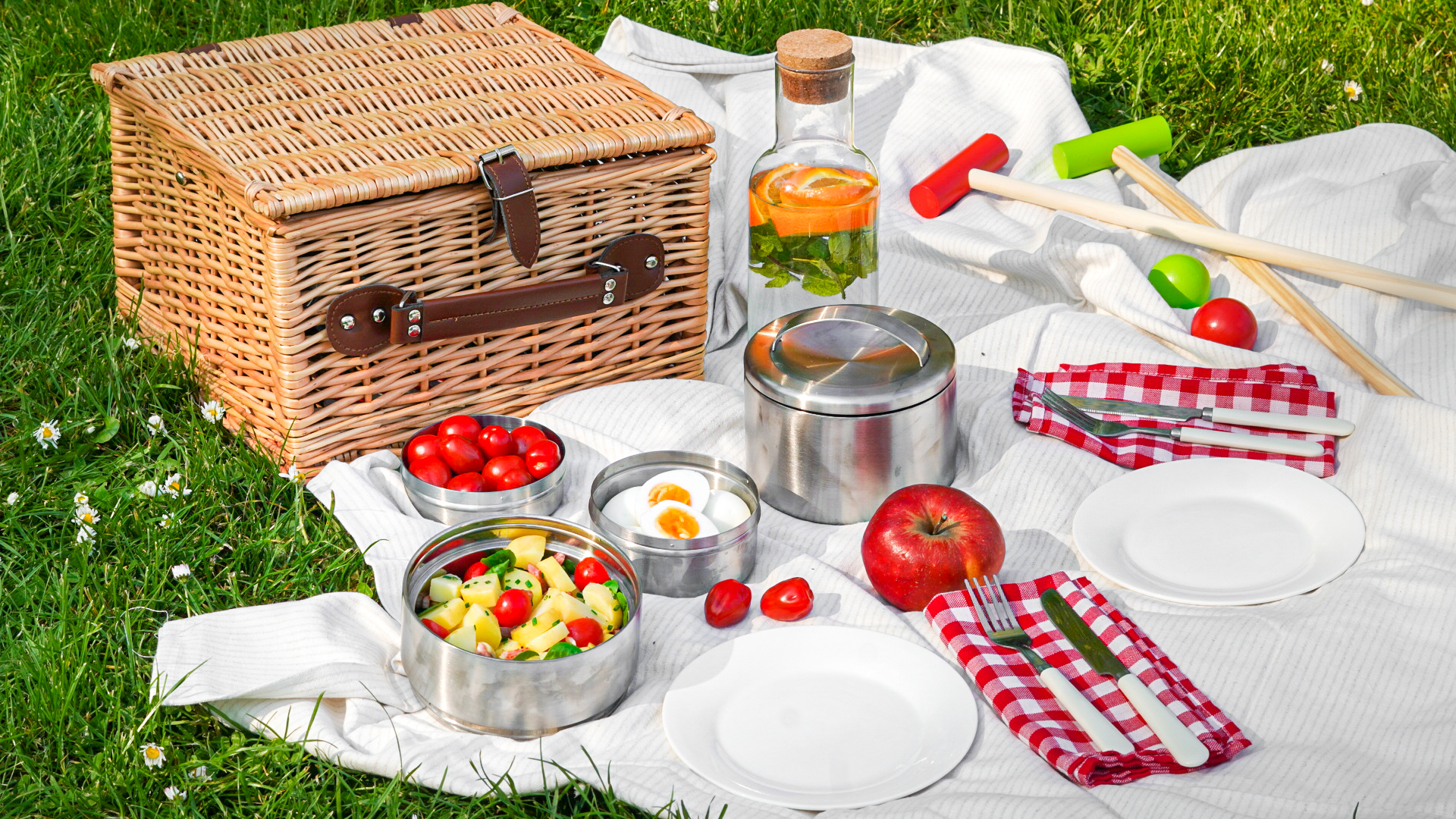 Salade de pommes de terre primeurs, mâche, tomates cerises et lardons - The Daily Saby